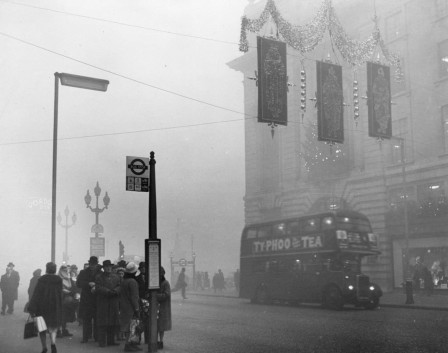 Peter King. London Smog. 1960s Noël les rois mages perdus dans le brouillard