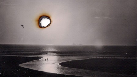 le soleil comme un trou de brûlure de cigarette dans une photo de bord de mer