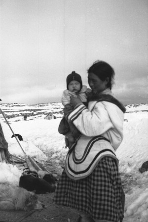 Peter Pitseolak (1902-1973), Aggeok Pitseolak carrying an infant bébé neige né dans le froid