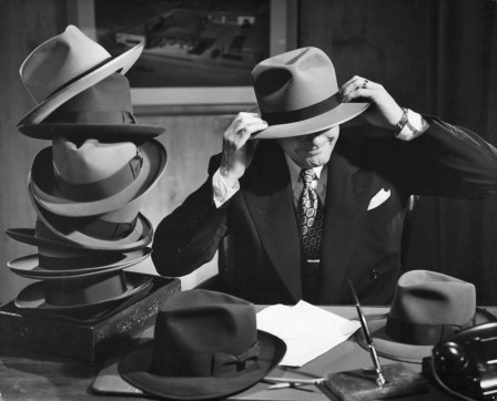 Photo by Victor Keppler, 1950 le chapelier fou porter le chapeau tête à chapeau