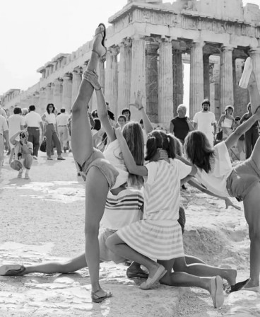 Photographs of summer tourists in Greece 1983 by Tod Papageorge tourisme civilisations disparues les vacances pour moi c'est culture