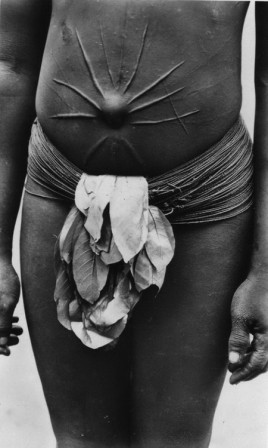 Pierre Verger le ventre d'une femme du peuple Bobo en Côte d'Ivoire, vers les années 1940, orné de scarifications en relief formant une grande araignée autour du nombril
