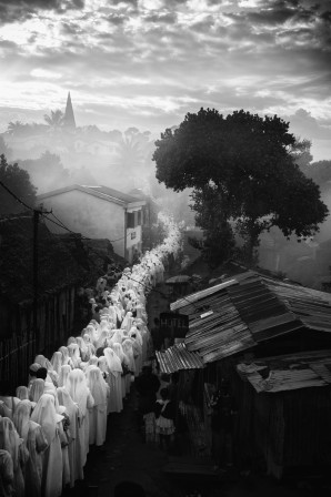Pierrot Men. Procession, Ankaramalaza, Madagascar, 2017 religion funérailles du pape