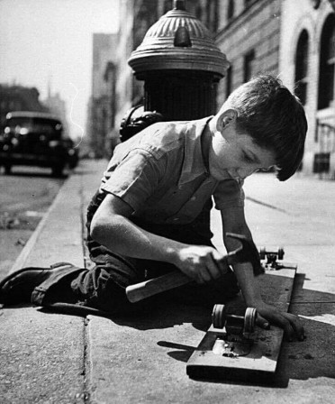 Ralph Morse. A young boy nailing wheel parts from an old rolller skate. NYC, 1947 la fabrique des skates