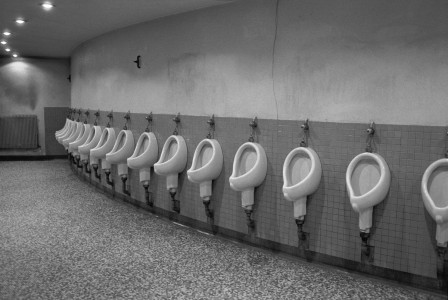 Rennes, Photo © Guy Le Querrec, 1991 urinoirs le mur de la honte pisse prêt pour le grand évènement