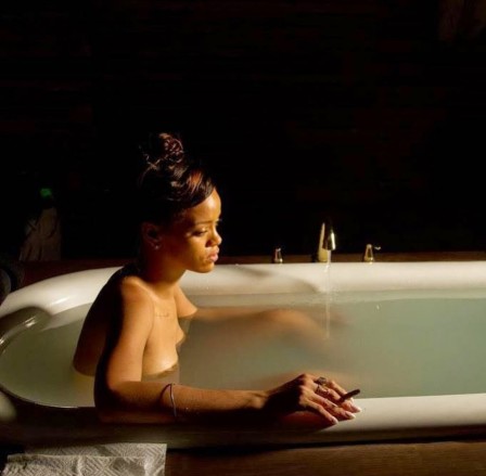 Rihanna posant pour Jacques-Louis David pour son tableau La mort de Marat