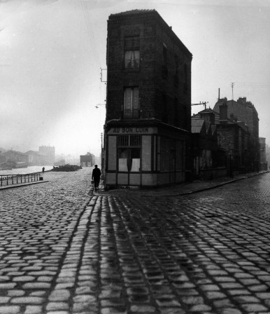 Robert Doisneau. Au Bon Coin, Saint Denis, 1944 verglas attention pavés glissants