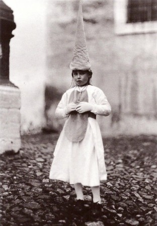 Ruth Matilda Anderson. Jerez de los Caballeros , 1928 communion et chapeau pointu