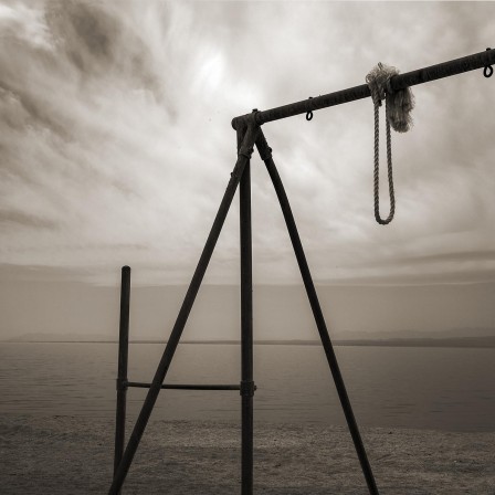 un portique délaissé (sans agrès sauf une corde repliée sur l'axe supérieur) sur la plage en hiver