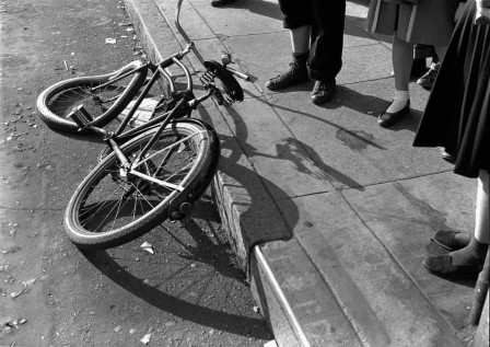 San Francisco, Photo by Don Whyte, 1948 accident à bicyclette c'était la fille du facteur le vélo écrasé