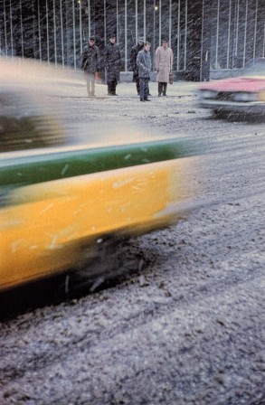 Saul Leiter. Untitled, 1961 les voitures passent sous la neige