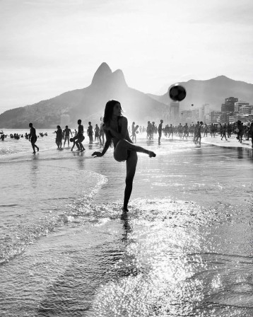 Simone Monte. Brasilian girl on the beach fille foot plage il n'y a pas que la samba dans la vie