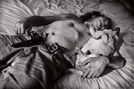 Sleeping Man with Dog, From Veins, Photo © Anders Petersen dormir avec les chiens
