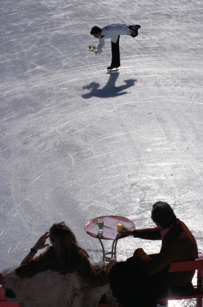 Slim Aarons Skating Waiter 1978 patin à glace Jean-Paul Sartre il joue à être garçon de café