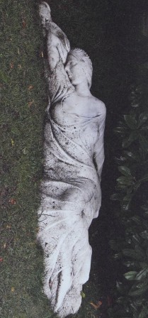 Sophie Calle. Dead in a Good Mood, from True Stories (photo book), 2017 mort debout les mortes elle a deux trous rouges au côté droit