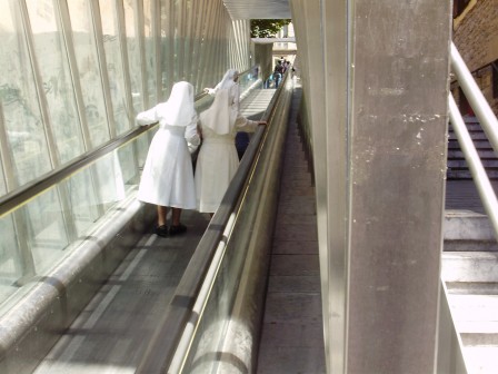 Stairway to Heaven Led Zeppelin nonnes religieuses en blanc sur un escalator