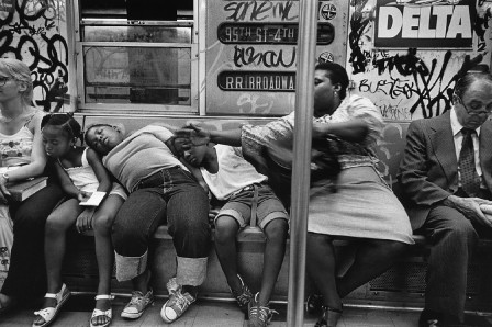 Subway Slide, Photo by Richard Sandler enfants noirs dans le métro dormir dans le sens de la marche