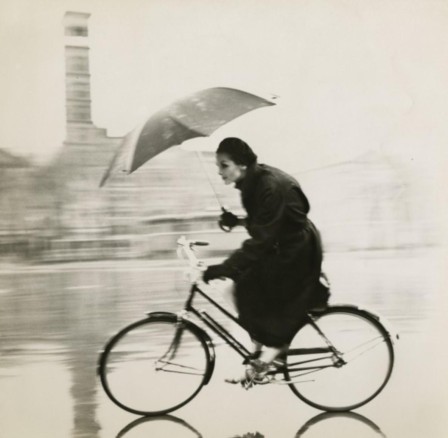Tom Palumbo Untitled Woman on bicycle holding umbrella 1950 pluie vélo parapluie