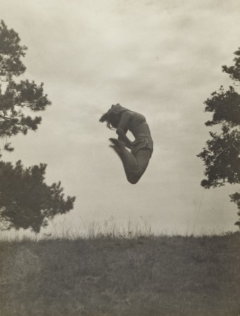 Unknown photographer. Sprung, Lotte Serkin School, circa 1930 au saut du lit