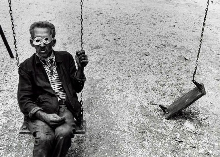 Untitled. Cuba, 1990-1992 Foto de Eduardo Muñoz Ordoqui From the series Zoo-Logos lunettes brillantes balançoire l'escarpolette brisée