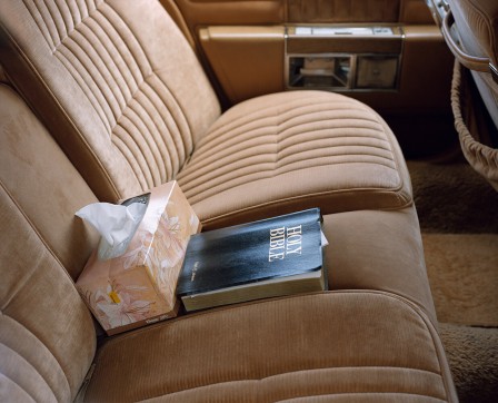 Untitled, New York #10, Photo by Mitch Epstein, 1996 une bible et une boite de mouchoirs en papier sur l'accoudoir central d'une voiture dimanche que dieu nous protège en cette vallée de larmes