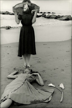 Untitled, New York, Photo by Francesca Woodman, 1979-80 et la mer efface sur le sable