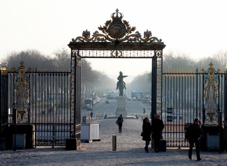 View of the Avenue de Paris from the Grille d’Honneur of the Château de Versailles, Versailles (by diligam_te) c'est pas Versailles ici