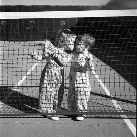 Vivian Maier. Two children kissing behind a tennis court net, 1955 saint-valentin prison l'amour en détention