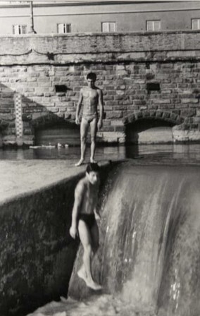 Walking on air, or water, The Arno, Florence, Italy, Photo by George Daniell, 1956 marcher sur l'eau marcher sur l'air