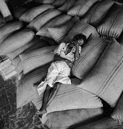 Werner Bischof, grain bags as bed, Calcutta India, 1951 céréales dormir la sieste sur les sacs de grains