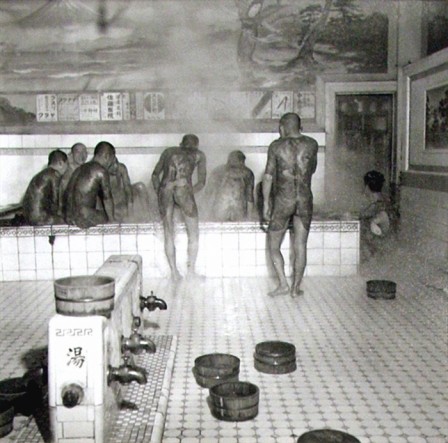 Yakuza in Bathhouse, Photo by Horace Bristol, 1946 le bain des Yakuzas les mains sales et les fesses propres