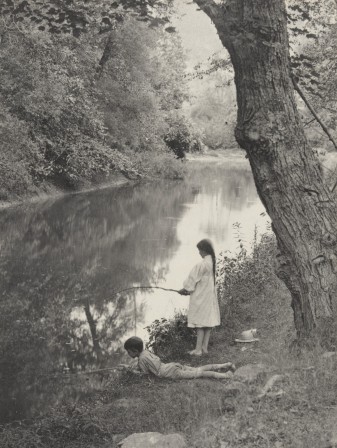 Young Anglers, Photo by John G. Bullock, 1896 la position du pêcheur couché