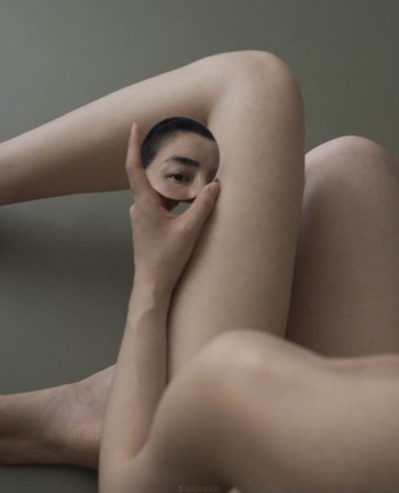 Ziqian Liu miroir de courtoisie mettre son clignotant et regarder dans son rétroviseur avant de déboiter