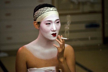 a geisha takes a break during her long makeup session photographed by Jodi Cobb 1995