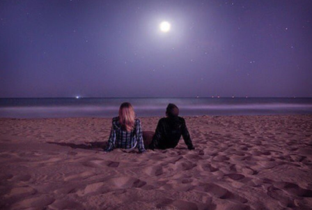 amour Saint-Valentin assis sur la plage