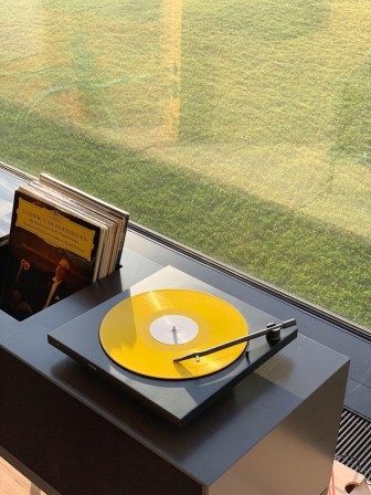 disque jaune la musique comme un soleil