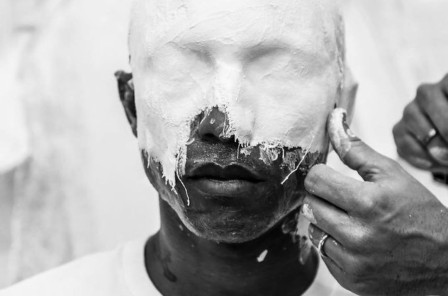 homme noir masque de plâtre blanc Armstrong (Neil) je ne suis pas blanc je suis noir de peau quand on veut vivre aux USA quel manque de pot Claude Nougaro avant j'étais blanc
