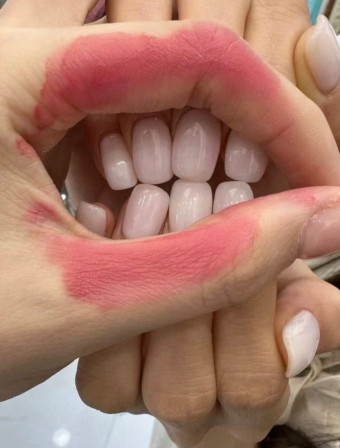une bouche reconstituée avec des doigts