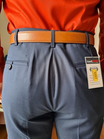 les plis curieux sur la face arrière d'un pantalon neuf Travel Smart