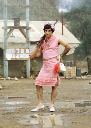 portrait of Jamie Farr as Sgt. Maxwell Q. Klinger in MASH. mère devant la caserne y'avait ma maman