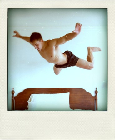 saut acrobatique de l'athlète et gymnaste australien Kent Felton photographié par Roms saute moi la légion saute sur son lit